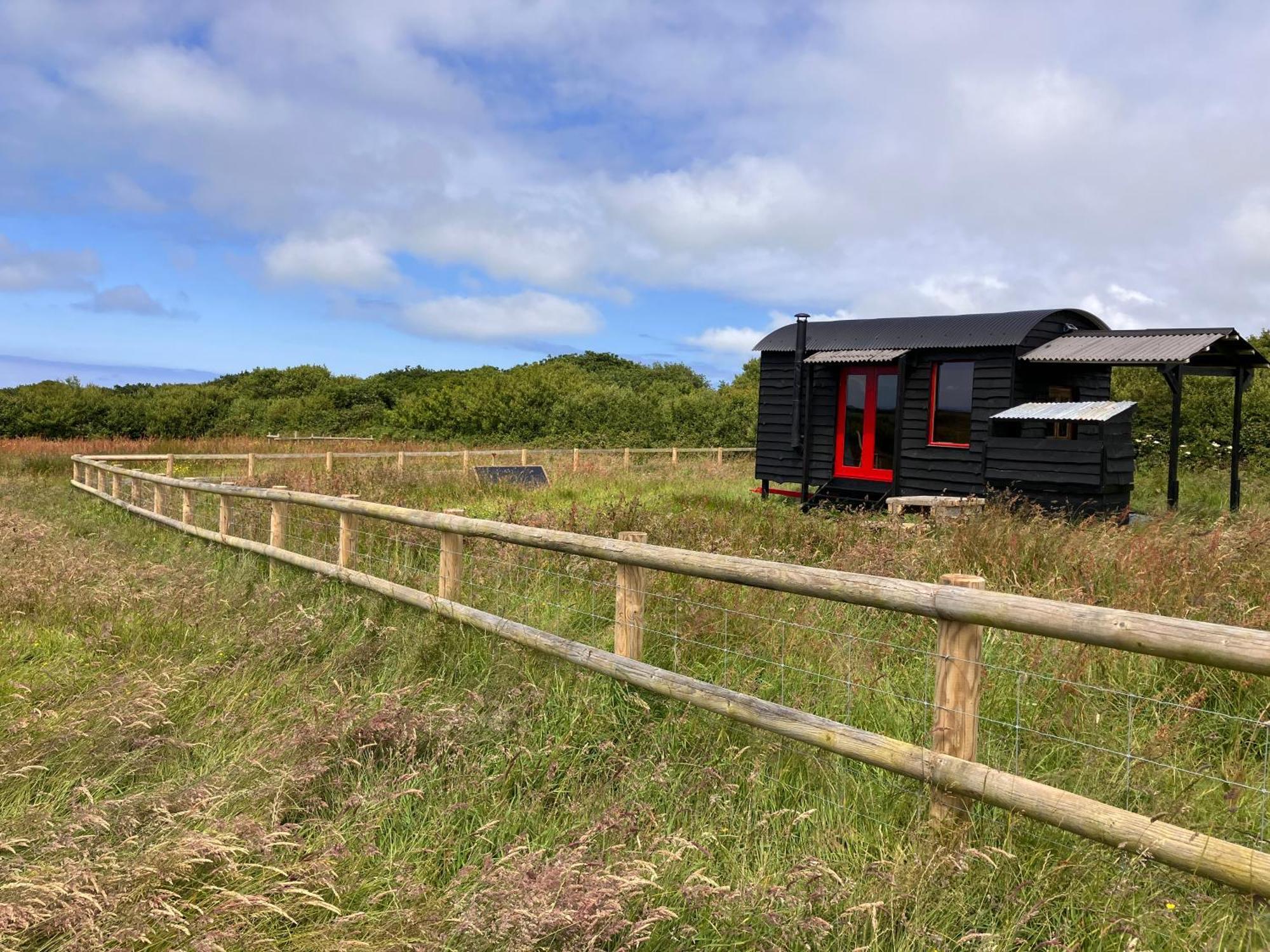 Shepherds Hut In A Private Meadow With Sea Views 하틀랜드 외부 사진